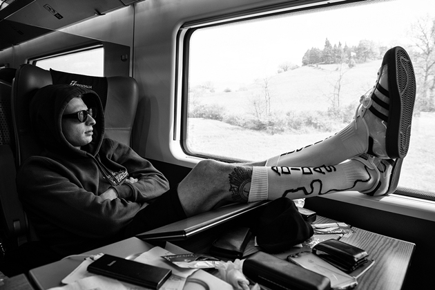 Blondey McCoy Train Feet Up MILAN 2019 OMEALLY630